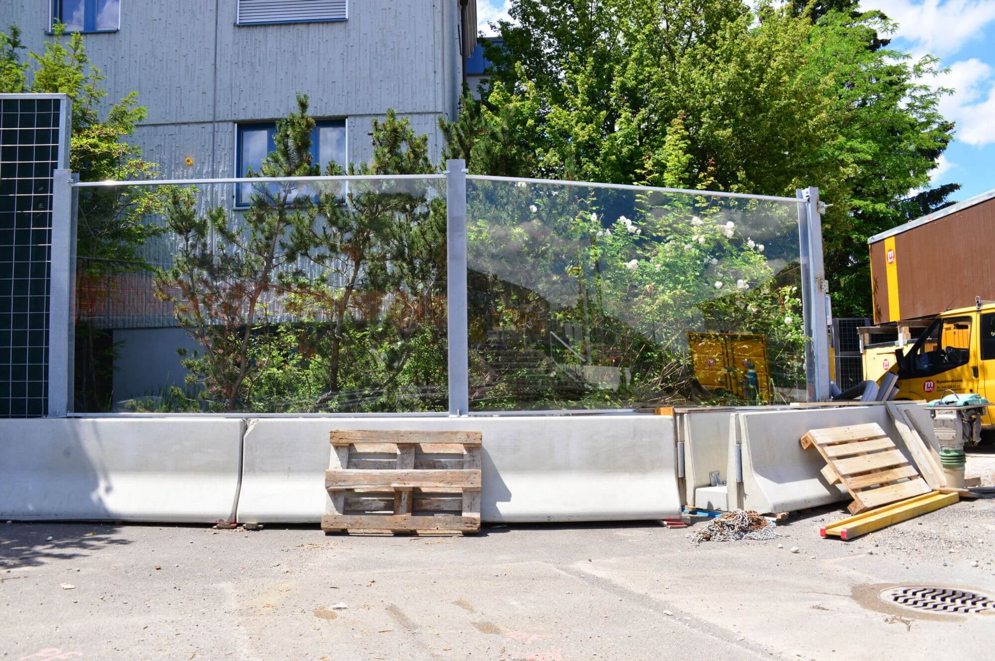 Noise barrier made of acryl glass