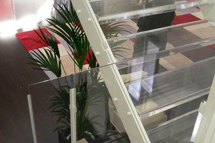 Escaliers en verre acrylique