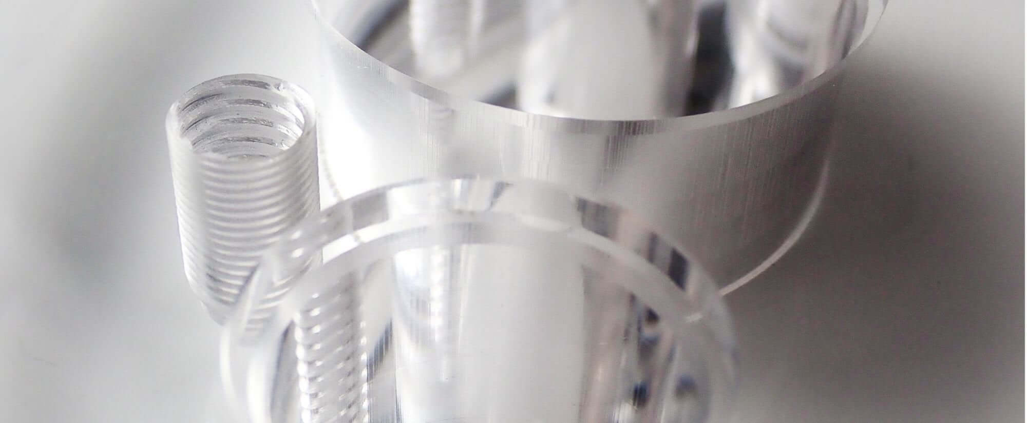 Verre acrylic percé profond