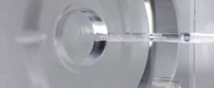 Acryline Basisplatte aus Acrylglas mit Tiefbohrungen technische teile gebohrt tiefgebohrt gefräst zubehör basisteil acryl kunststoff produktion